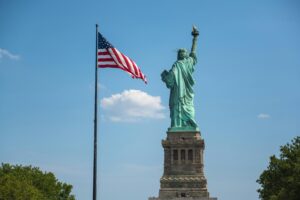 从常春藤到加州系：解析美国名校毕业证的排版美学与 1:1 物理还原工艺